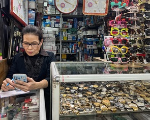 Tiểu thương chợ đầu mối lớn nhất miền Bắc 'ngồi chơi dài', nhưng không bán online vì ‘lười thay đổi’