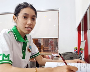 Mẹ mất, cha bỏ rơi, 'đóa hoa dại' Tố Trinh vẫn chạm đến giảng đường
