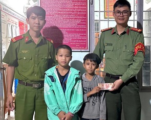 Nhặt được xấp tiền lớn, hai em nhỏ tìm cách trả cho người mất