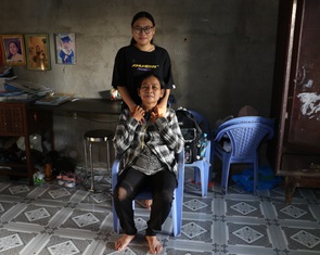 Tranh thủ những ngày tỉnh táo, mẹ bán vé số nuôi giấc mơ học hành của con