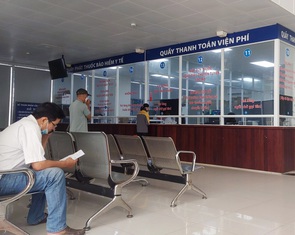 Đi bệnh viện, có bảo hiểm nhưng phải ra ngoài mua băng gạc, kim tiêm