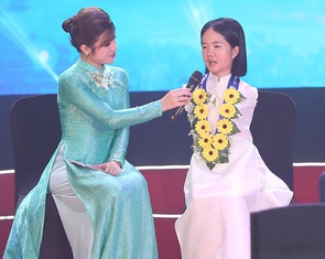 'Cô giáo không tay' nhận giải thưởng Thanh niên sống đẹp