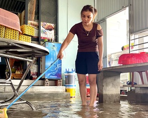 Nước sông Bồ dâng cao, nhiều vùng trũng ở Huế lại ngập lụt