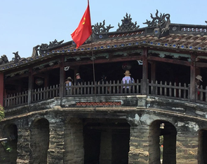 Chùa Cầu Hội An cong hay thẳng?