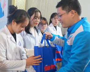 Trao học bổng Tiếp sức đến trường cho sinh viên y khoa Huế