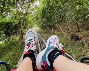 Chị về, mua cho em đôi dép Biti’s