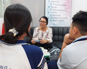 Cô giáo bị học sinh nhốt, ném dép: Buồn cho nghề 'trồng người'