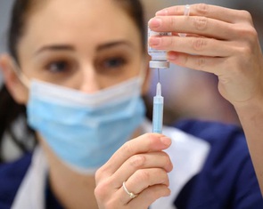 1/4 số người tiêm vắc xin Moderna, Pfizer gặp phản ứng miễn dịch ngoài ý muốn