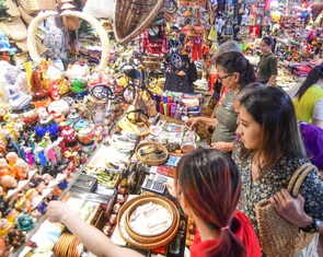 Chợ Bến Thành mời TikToker livestream bán hàng cho du khách