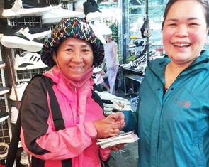 Nhặt được lắc tay bằng vàng, cô bán vé số tìm khổ chủ trả lại