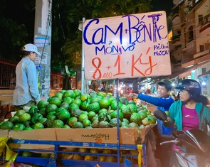 Người Sài Gòn 'giải cứu' cam miền Tây