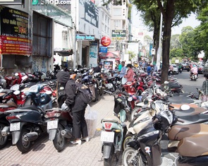 Nên quy hoạch vỉa hè trước khi cho thu phí