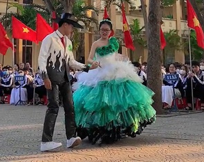 Màn trình diễn trang phục tái chế đỉnh cao của học sinh cấp 3
