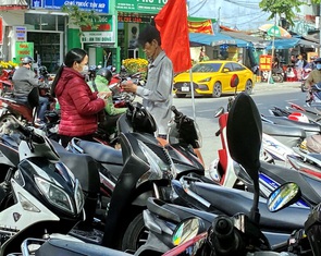 Tranh thủ 'xí phần' giữ xe trước bệnh viện