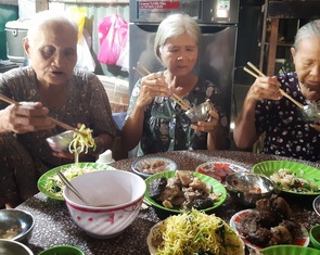 Chỉ là, tôi lớn lên, nhưng nội thì già đi