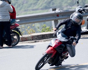 'Giỡn mặt tử thần' trên đường đèo Hải Vân