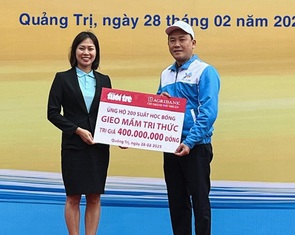 Báo Tuổi Trẻ và Agribank Phú Nhuận trao 400 triệu đồng 'Gieo mầm tri thức' tại Quảng Trị