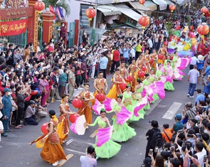 Biển người diễu hành vui Tết Nguyên tiêu tại TP.HCM