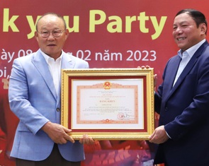 HLV Park Hang Seo nhận bằng khen của Thủ tướng Việt Nam