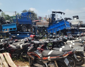 Xe vi phạm chất đống đầy kho bãi ở Hóc Môn