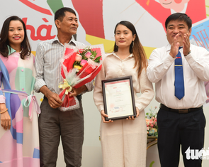 Rơi nước mắt khi được cùng cha, mẹ nhận giải 'Về nhà'