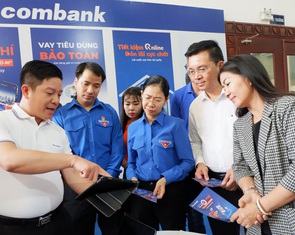 Tuổi trẻ tình nguyện hỗ trợ người dân làm dịch vụ công trực tuyến
