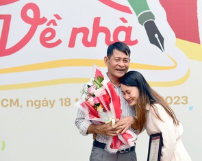 Cha mẹ và con cùng rơi nước mắt khi 'Về nhà'