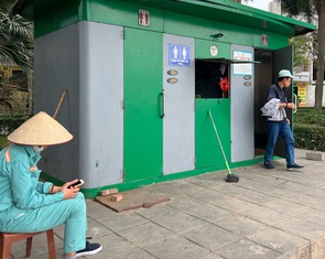 Nhiều nhà vệ sinh công cộng hôi thối, người Hà Nội thấy 'sợ'