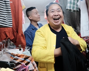 Shop quần áo đặc biệt dưới chân cầu thang bệnh viện