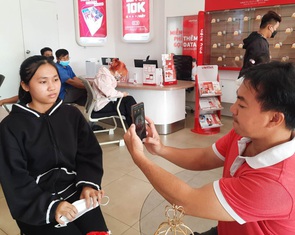 Người dân đổ xô cập nhật thông tin thuê bao di động