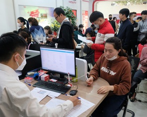 Khổ vì không trong diện phải chuẩn hóa ngay, dân vẫn đổ xô làm thủ tục