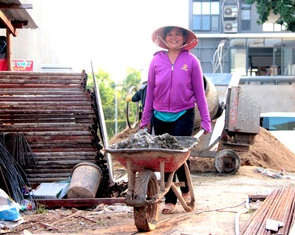 Người xây dựng lao đao: Thất nghiệp, giấu luôn bằng... kỹ sư