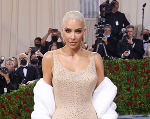 Kim Kardashian vẫn dự Met Gala 2023 hậu chỉ trích phá nát váy 60 năm tuổi của Marilyn Monroe