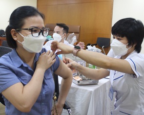 Hà Nội phân bổ gần 18.000 liều vắc xin COVID-19, khuyến cáo dân đi tiêm