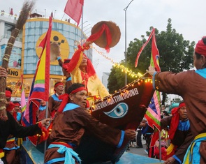 Ngư dân đem thuyền ‘bơi’ giữa đường phố Huế