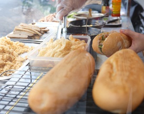 Những con đường san sát bánh mì ở Sài Gòn