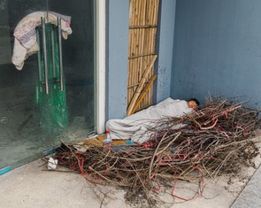 Nhà tái định cư hoang phế thành nơi trồng rau, tiêm chích ma túy