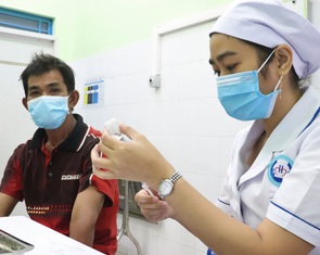 Lo mắc COVID-19, người dân TP.HCM đi tiêm vắc xin trong lễ