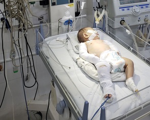 Trẻ 3 tháng tuổi bị mẹ và 'bạn trai' hành hạ đến gãy xương