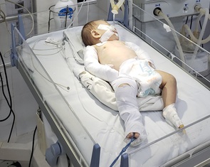 Bé 3 tháng tuổi bị hành hạ theo cách không thể tưởng tượng nổi