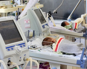 Bé gái 3 tháng bị người tình của mẹ hành hạ gãy cả hai tay, hai chân