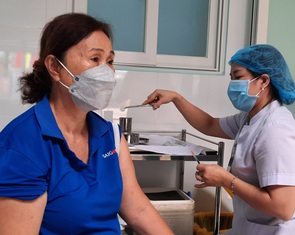 Ca nhiễm tăng, ai cần tiêm thêm vắc xin COVID-19?