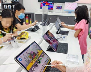 Trẻ em Việt dùng Internet quá mức, cha mẹ phải làm sao?