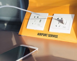 Đi du lịch, đừng ham cắm sạc ở sân bay