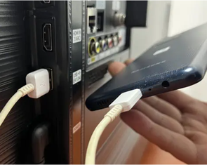 Sạc điện thoại ở tivi trong khách sạn nguy hiểm thế nào?