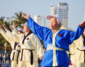 Người cao tuổi đồng diễn dưỡng sinh bên bờ biển Nha Trang