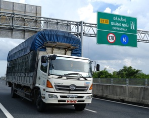 Thiếu trạm dừng, hành khách 'bí bách' chuyện vệ sinh trên cao tốc mới