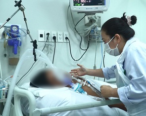 Hai anh em ngộ độc botulinum vẫn thở máy, đã được các nhà hảo tâm hỗ trợ