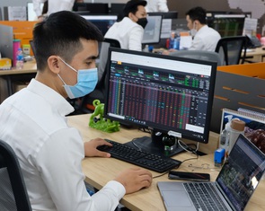 Lượng tiền đổ vào giao dịch chứng khoán cao nhất 8 tháng nay