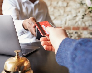 Trả phòng khách sạn, đừng vội kéo vali rời đi